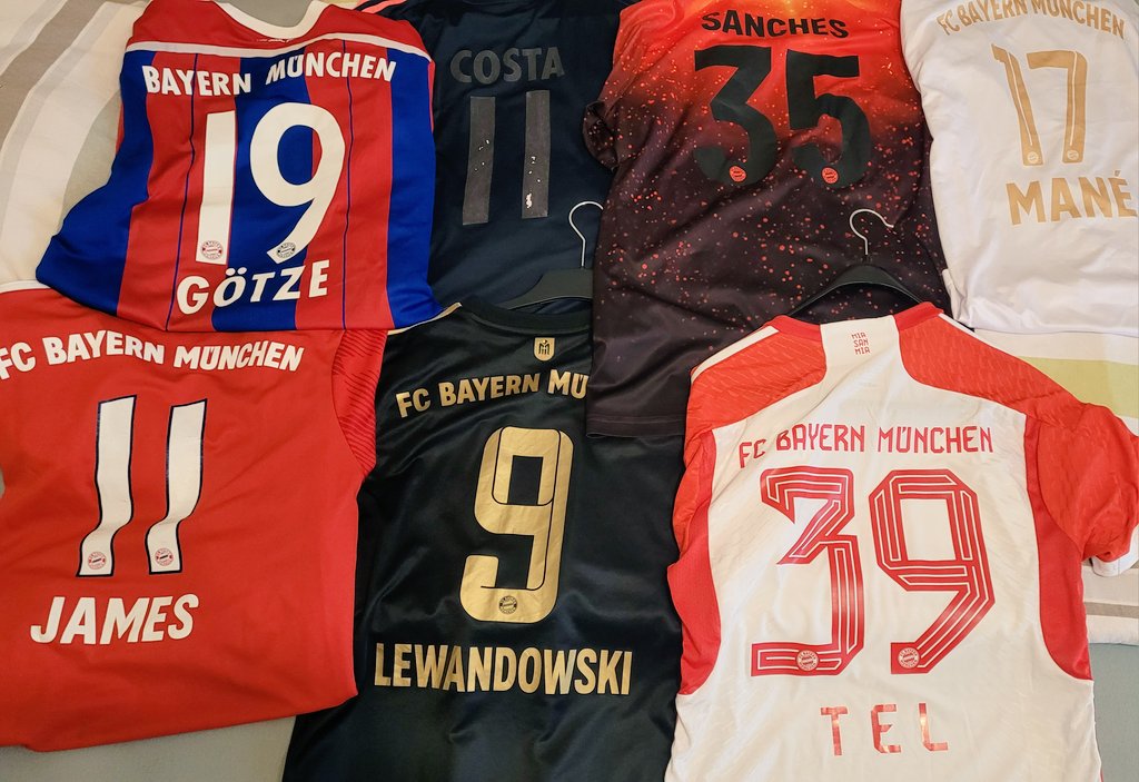 Der Trikot Curse geht weiter.
Wie jedes Mal verlässt der Spieler den Verein 🤣

Von welchem Spieler sollte ich mir das nächste Trikot holen? 🌚