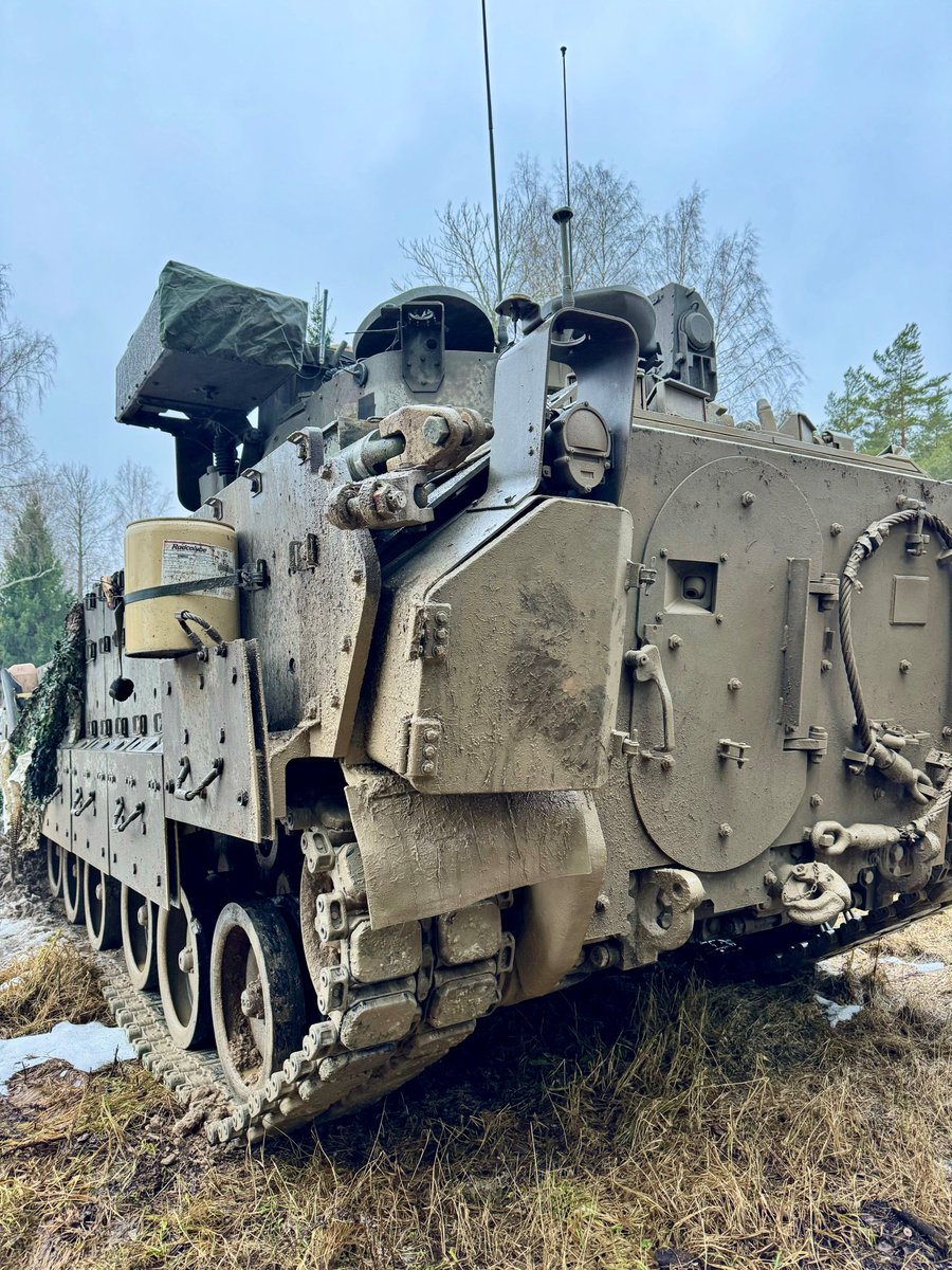 USEmbTallinn's tweet image. Happy #TankTuesday! Bradley fighting vehicles from 5/7 Cavalry Regiment showcase American military mobility &amp;amp; firepower on the battlefield as they carry infantry &amp;amp; scout troops across Tapa training area - participating in exercise Winter Camp as opposition forces against the…