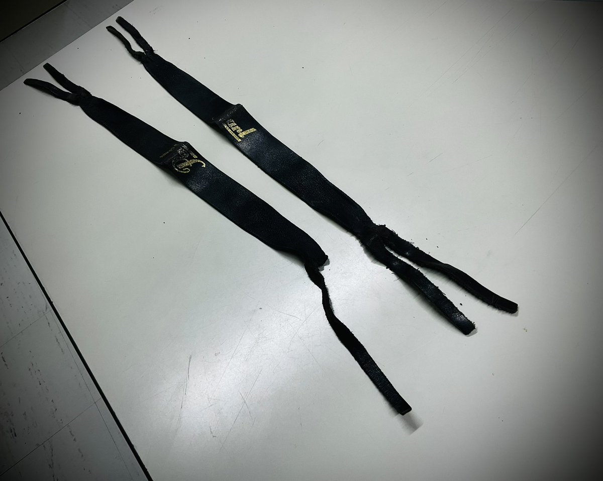 定期演奏会の本番中。
シンバルをジャァ〜ンと叩いたら手に違和感が。
スタンドに楽器を置いて見てみると…

(持ち手の皮が切れた…やばい…かろうじて1本で繋がってる…曲終わりまで強打があと２つ…うん、大丈夫、2発ぐらいなら持つはず…もし切れた時のために、すぐ抱きかかえる様に叩こう…緊張)