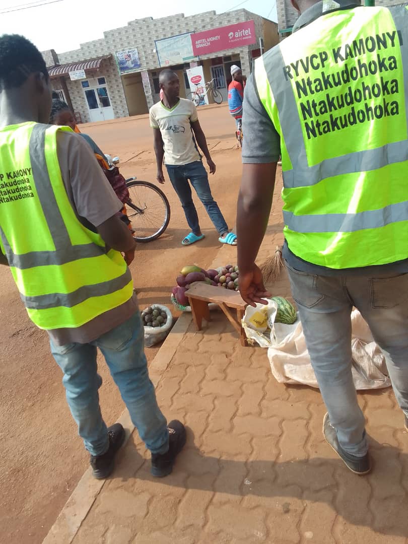 rundaryvcp's tweet photo. Muri iki Gitondo @RwandaYouthVol1 bo muri @RundaSector babyukiye mubukangurambaga bwo gukuraho ubucurizi bw'akajagari abacuruzi bagashaka ahandi bakorera no kuyobora abanyozi Aho bagomba guhagarara
@RwandaLocalGov @RwandaSouth @Rwandapolice @KubanaRichard @KyKIREZI @RyvcpKamonyi https://t.co/ifYWqJFDUE