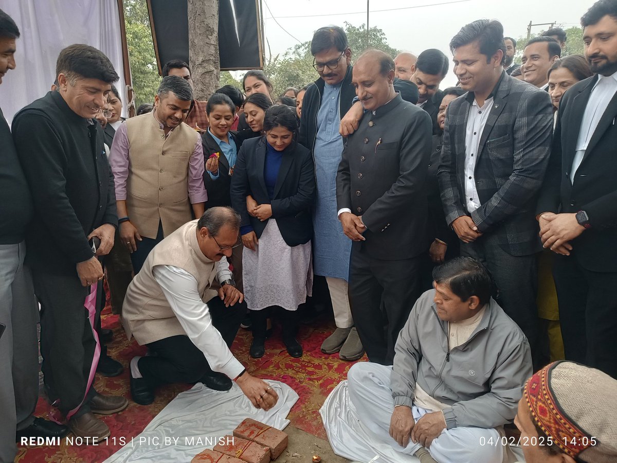 manishsmooth's tweet photo. मा० विधायक @DhirendraGBN जी, @dmgbnagar मनीष वर्मा जी एवं @OfficialGNIDA एसीईओ श्रीलक्ष्मी जी के द्वारा आज सत्र न्यायालय के समीप फुटओवर ब्रिज बनाने के कार्य का भूमि पूजन एवं शिलान्यास किया गया। इस बहुप्रतीक्षित FOB का कार्य GNIDA द्वारा जल्द से जल्द संपन्न कराया जाएगा। @UPGovt https://t.co/UhVu4rNyZi