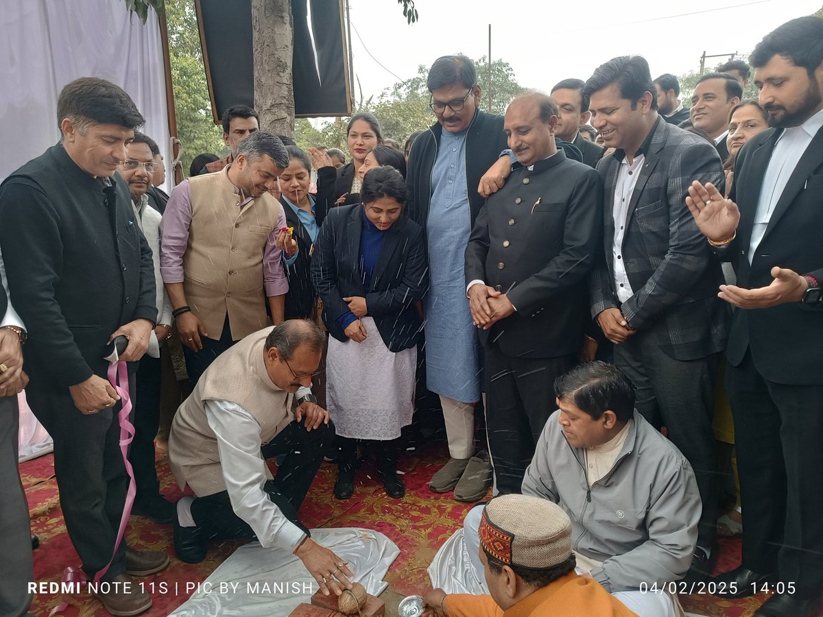 manishsmooth's tweet photo. मा० विधायक @DhirendraGBN जी, @dmgbnagar मनीष वर्मा जी एवं @OfficialGNIDA एसीईओ श्रीलक्ष्मी जी के द्वारा आज सत्र न्यायालय के समीप फुटओवर ब्रिज बनाने के कार्य का भूमि पूजन एवं शिलान्यास किया गया। इस बहुप्रतीक्षित FOB का कार्य GNIDA द्वारा जल्द से जल्द संपन्न कराया जाएगा। @UPGovt https://t.co/UhVu4rNyZi
