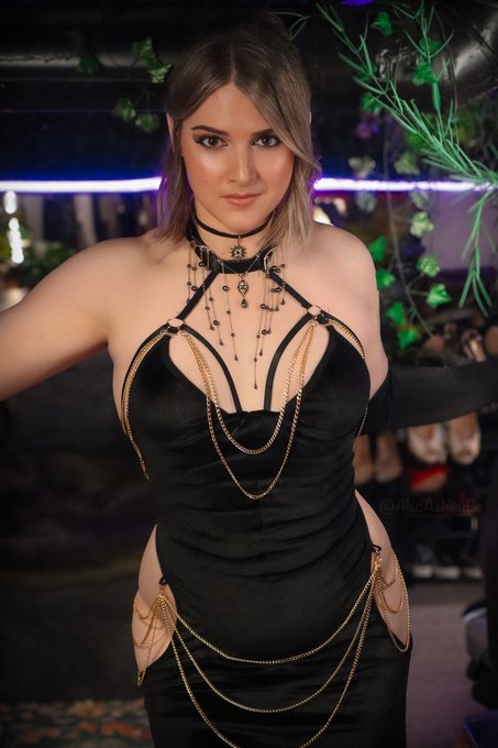 Hips so thicc they are trying to escape this dress... https://t.co/8MORTvGXtv