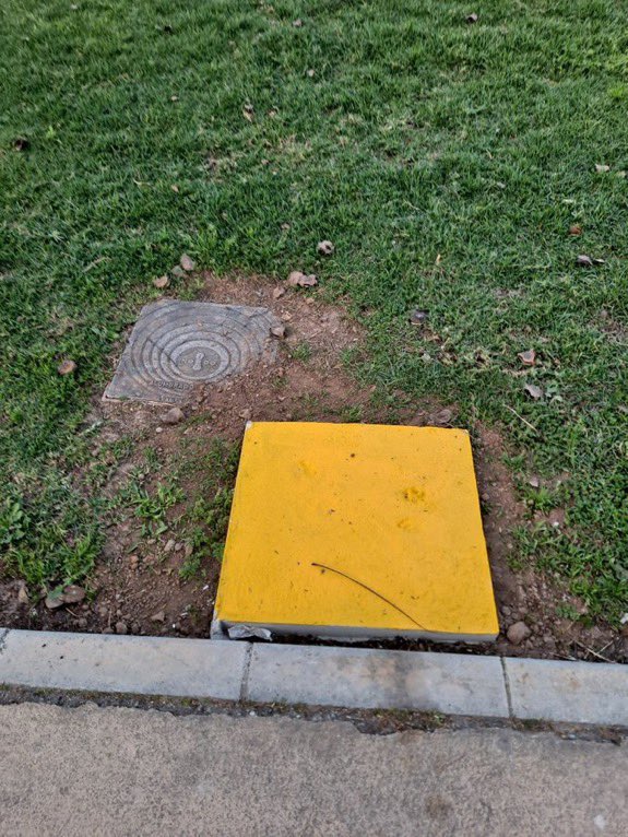 javperal's tweet photo. @Dto_Norte @jdelarosa100 @jlsanzalcalde @Ayto_Sevilla @Mj_torres2 Farolas!!!! Esto👇👇no da luz!! @Ayto_Sevilla @jlsanzalcalde #Sevilla #SevillaHoy https://t.co/yDNhQ6qa5R