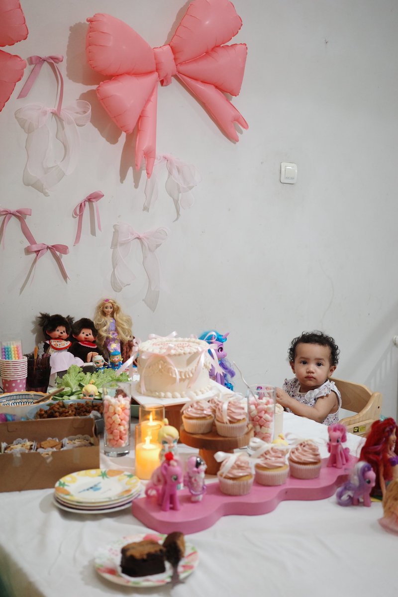 𐙚4 Feb 2025
Hari ini Anak wedok ulang tahun pertamanya💗

Selamat ulang tahun Rolla Eunoia🎀🎂