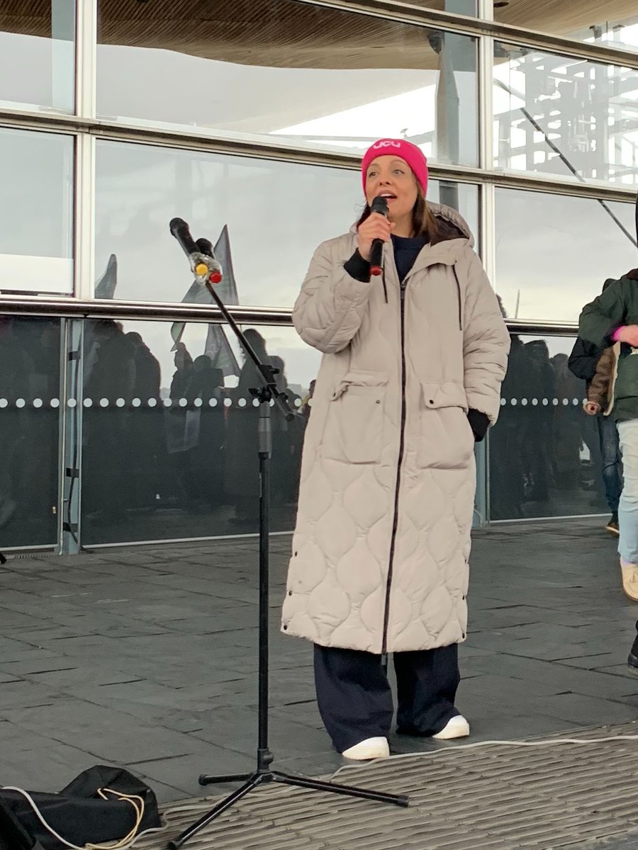 TUCCymru's tweet photo. Gwych gweld cymaint o bobl tu allan y Senedd heddiw. 

Brilliant turn out for @CymruUCU rally outside the Senedd today. 

Speakers asked Cardiff Uni, Welsh Government and UK Government to listen to workers' and students' concerns. And to invest in education. 

#FightingforHE https://t.co/oIfqcVdaIn