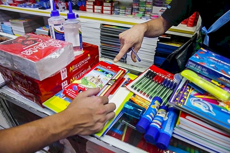 RED92cadadiamas's tweet photo. 📚✏️💰#NoticiasRED92 | #FocusMarket | #CanastaEscolar | 

La canasta escolar subió un 44%: el alza en algunos útiles supera el 180%

Un trabajo de Focus Market detalló los incrementos que sufrieron los 20 productos básicos.

https://t.co/NcWLrVJQme https://t.co/1zArPmwXfL