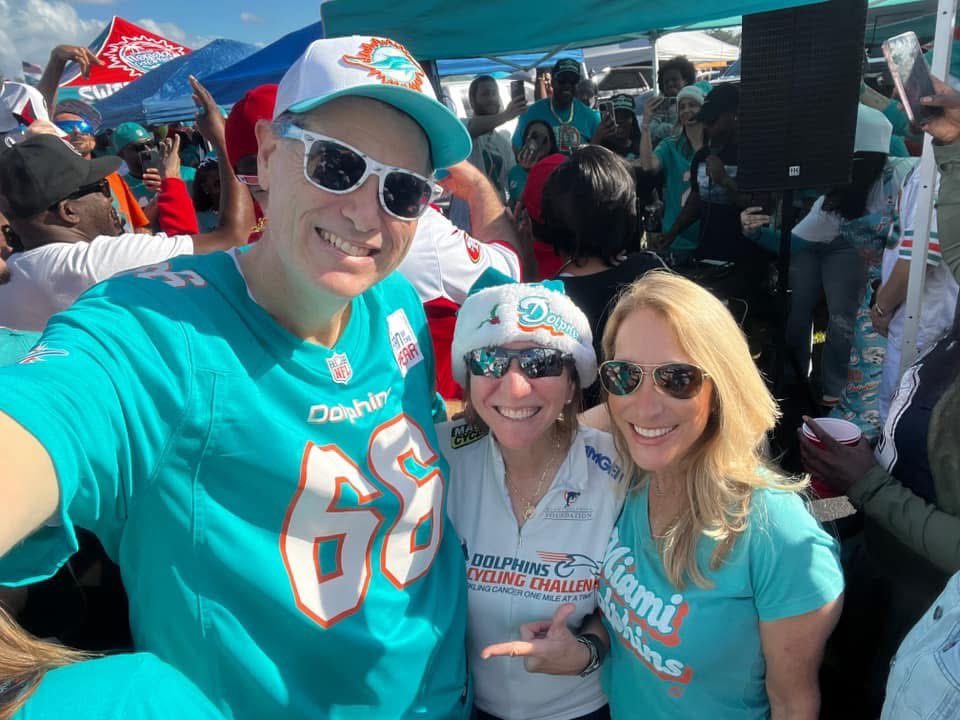 ian693's tweet photo. Please help me in wishing my friend and fellow Fan of the Year, Lisa @finatic1972 , a very happy birthday today!!!! I hope it’s a wonderful day!!! https://t.co/qRmJvT8wad