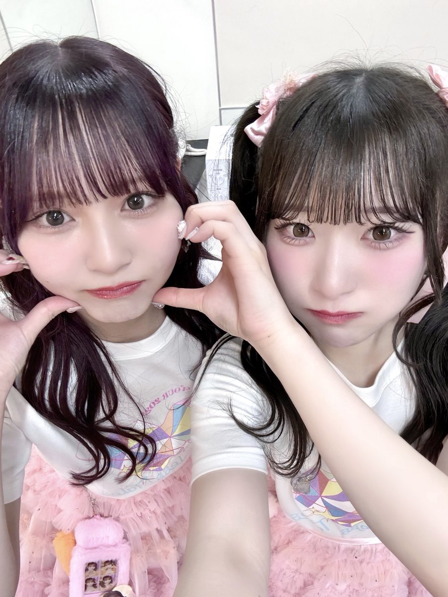 saitou_kiara's tweet photo. お誕生日おめでとう！🎂🧡

はなちゃんのぱっと輝く笑顔や放つエネルギーって凄いなってライブの姿を見て改めて思ったの😭
はなちゃんの周りだけペンライトが綺麗なお花畑に見えちゃうみたいな…例え方難しいけど、最高に輝くアイドルで尊敬してます🥲✨️
25歳にこにこはなまるな一年になりますよに💮 https://t.co/5IB0Llgia8