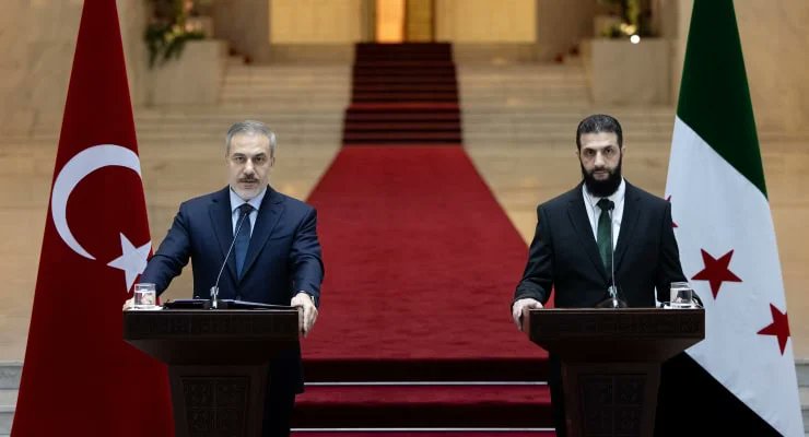 COLANİ SURİYE’Yİ DEĞİL IŞİD ZİHNİYETİNİ TEMSİL EDİYOR!

Birkaç gün önce, Suriye halklarını temsil etmeyen, yalnızca cihatçı çete liderlerinin katıldığı bir toplantıda Suriye’nin geçici hükümetinin cumhurbaşkanı ilan edilen HTŞ lideri Colani, Erdoğan’ın davetiyle Türkiye’ye geldi.