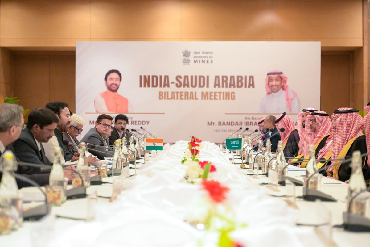 BAlkhorayef's tweet photo. خلال زيارتي إلى العاصمة الهندية نيودلهي، التقيت وزير التجارة والصناعة، ووزير الفحم والمناجم في الحكومة الهندية، حيث ناقشنا سبل تطوير العلاقات الاقتصادية وتعزيز الشراكات التجارية والصناعية، كما بحثنا إمكانات التعاون في قطاع التعدين والاستثمار في المشاريع المشتركة بين البلدين https://t.co/hYDF4OWQ2x