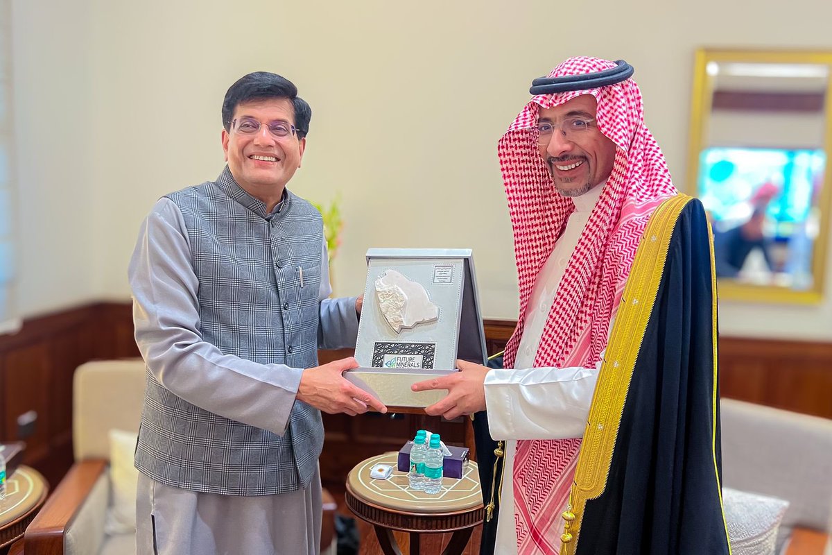 BAlkhorayef's tweet photo. خلال زيارتي إلى العاصمة الهندية نيودلهي، التقيت وزير التجارة والصناعة، ووزير الفحم والمناجم في الحكومة الهندية، حيث ناقشنا سبل تطوير العلاقات الاقتصادية وتعزيز الشراكات التجارية والصناعية، كما بحثنا إمكانات التعاون في قطاع التعدين والاستثمار في المشاريع المشتركة بين البلدين https://t.co/hYDF4OWQ2x