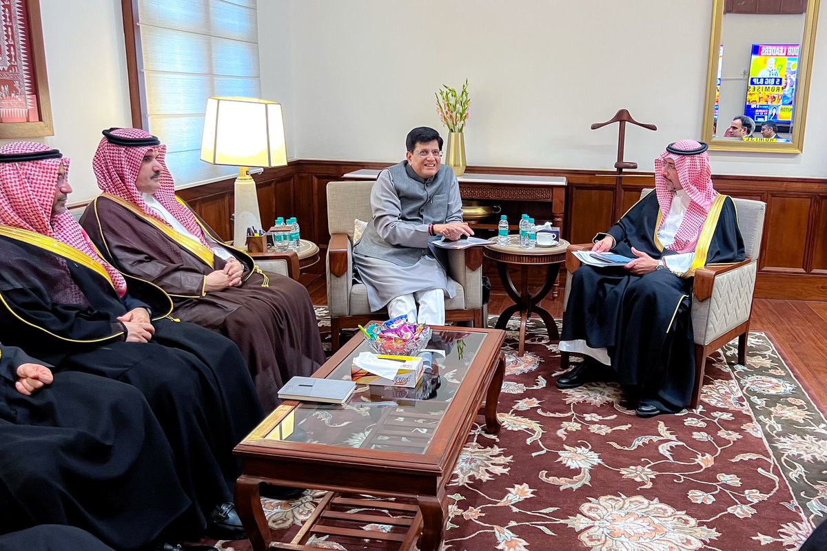 BAlkhorayef's tweet photo. خلال زيارتي إلى العاصمة الهندية نيودلهي، التقيت وزير التجارة والصناعة، ووزير الفحم والمناجم في الحكومة الهندية، حيث ناقشنا سبل تطوير العلاقات الاقتصادية وتعزيز الشراكات التجارية والصناعية، كما بحثنا إمكانات التعاون في قطاع التعدين والاستثمار في المشاريع المشتركة بين البلدين https://t.co/hYDF4OWQ2x