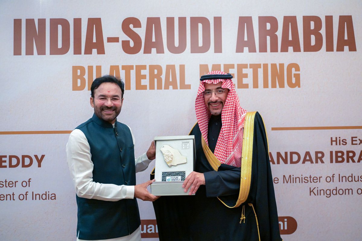 BAlkhorayef's tweet photo. خلال زيارتي إلى العاصمة الهندية نيودلهي، التقيت وزير التجارة والصناعة، ووزير الفحم والمناجم في الحكومة الهندية، حيث ناقشنا سبل تطوير العلاقات الاقتصادية وتعزيز الشراكات التجارية والصناعية، كما بحثنا إمكانات التعاون في قطاع التعدين والاستثمار في المشاريع المشتركة بين البلدين https://t.co/hYDF4OWQ2x