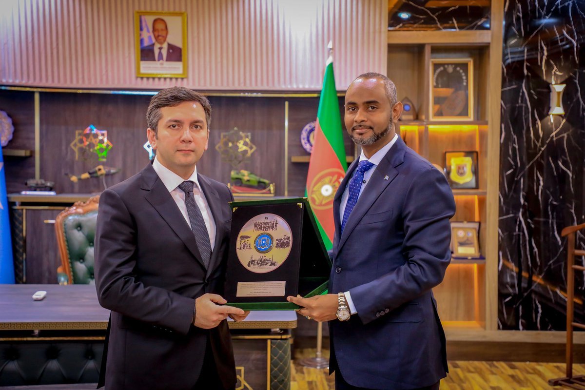 Amohamednur's tweet photo. Waxaan maanta xarunta Wasaaradda Gaashaandhiga ku qaabiley wafdi ka socda Dalka Azerbaijan oo uu hoggaaminayo Wasiir kuxigeenka Arrimaha Dibadda, Mudane Yalchin Rafiyev.

Waxaan ka wada hadalney xoojinta xiriirka labada dal gaar ahaan arimaha Difaaca. https://t.co/4BKbG0Vmqw