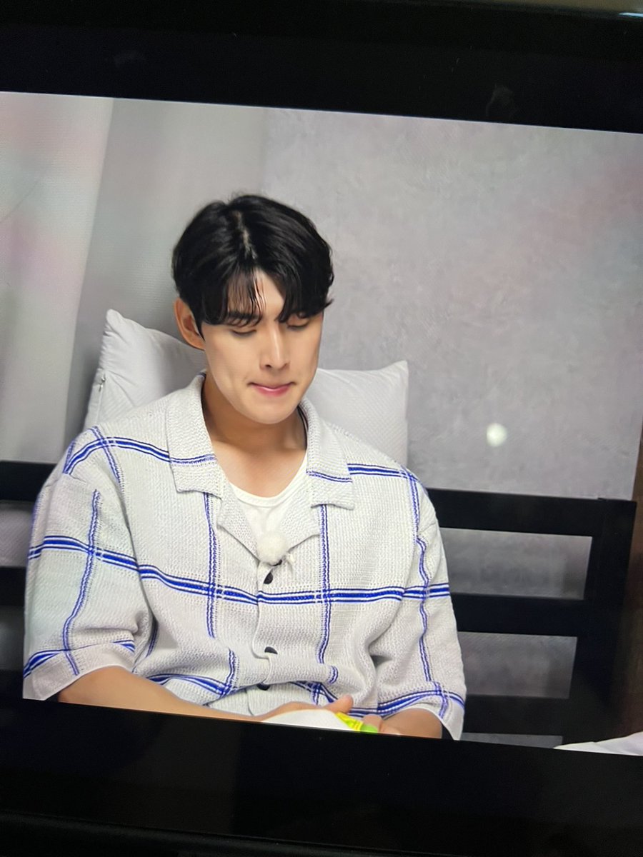 jungkk66's tweet photo. ถึงขั้นต้องดมหงส์ไทย5555555555 #SinglesInferno4 https://t.co/4FhVTnOBI1