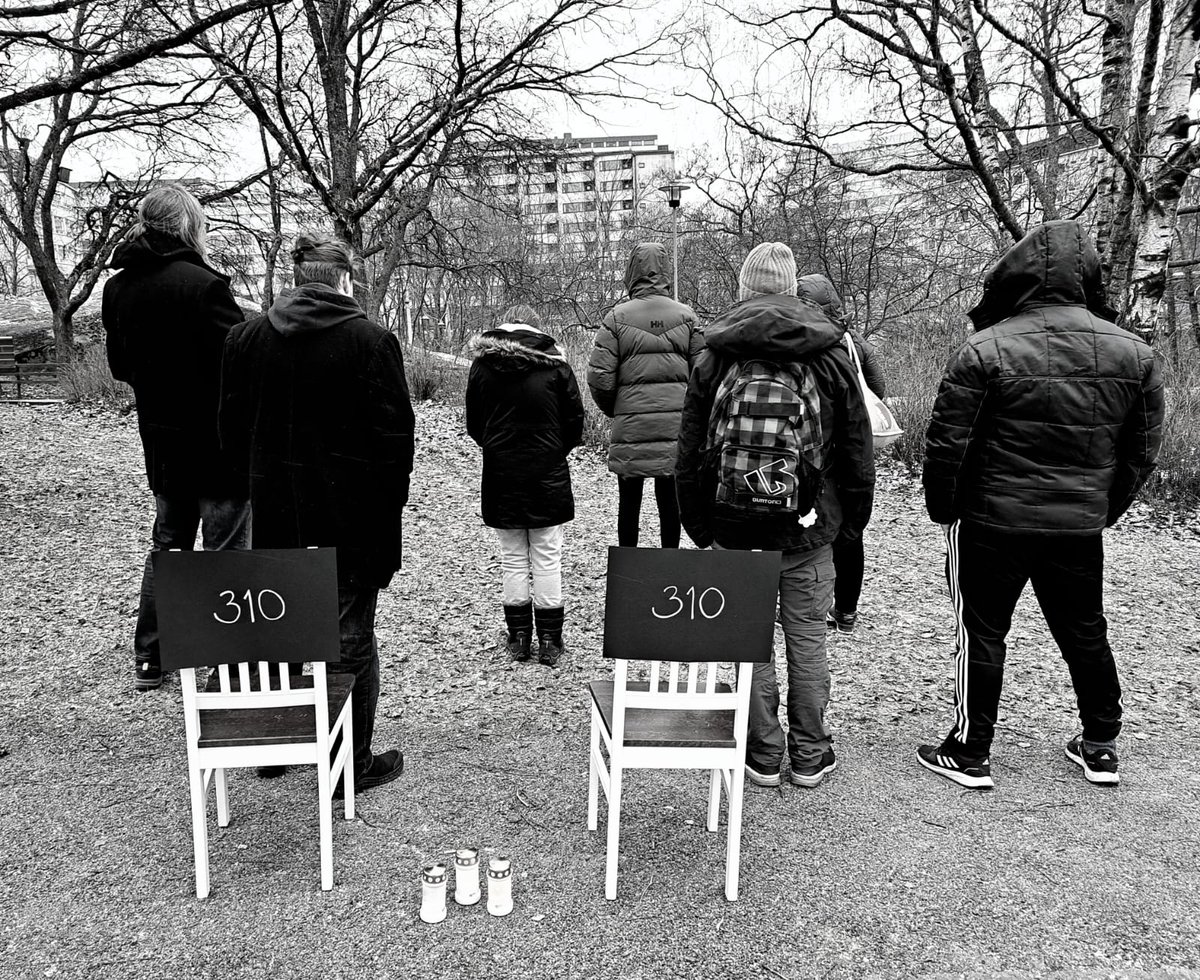 HelenaSyvaranta's tweet photo. Tarvitsemne inhimillisempää päihdepolitiikkaa! Vuonna 2023 huumeisiin kuoli 310 ihmistä. Enemmän kuin koskaan aiemmin. Tänään oli mielenosoitus eduskuntatalolla. Pidimme Mestassa tukimielenosoituksen asiakkaidemme kanssa. Mielipide oli selvä: hoitoon pitää päästä heti. https://t.co/dMmB7afF7S