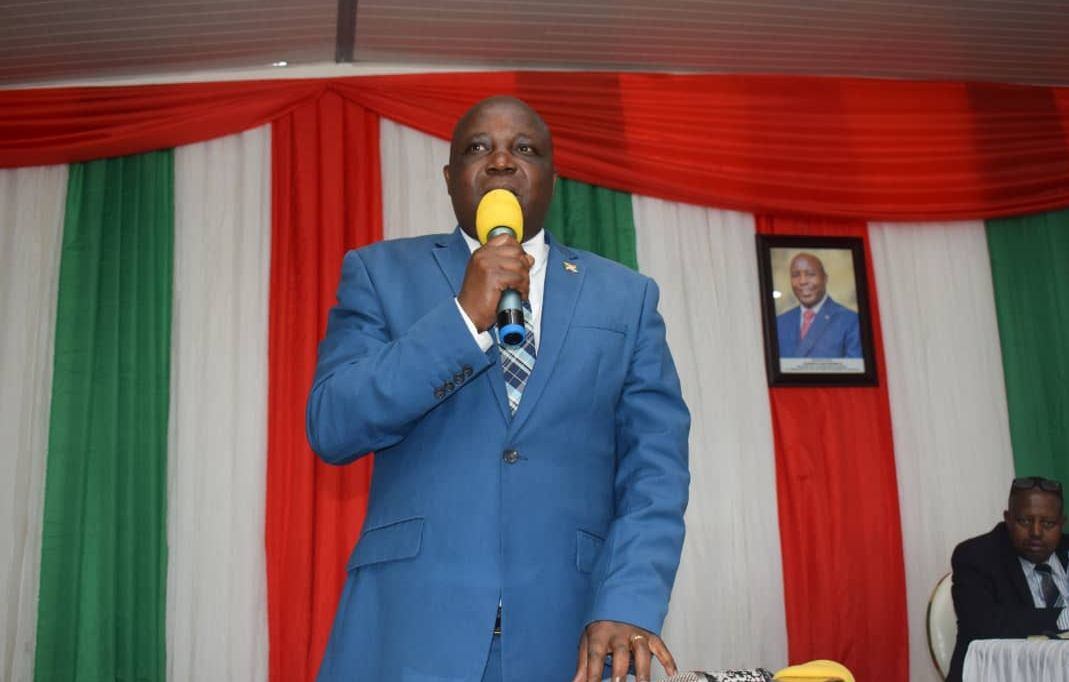#Burundi : @NgoziProvince iramtswa buramatari mushasha Gén Maj d plc Ndaruzaniye Leonidas ahejeje kwemezwa n'inama nkenguzamateka kumajwi 39 kuri 39 nka Buramatari mushasha w'intara ya Ngozi kuri uyu wa 04 Ruhuhuma 2025.
Asubiriye <a href="/DesireMinani/">Desire Minani</a> yari muri ayo mabanga kuva 10/2023.