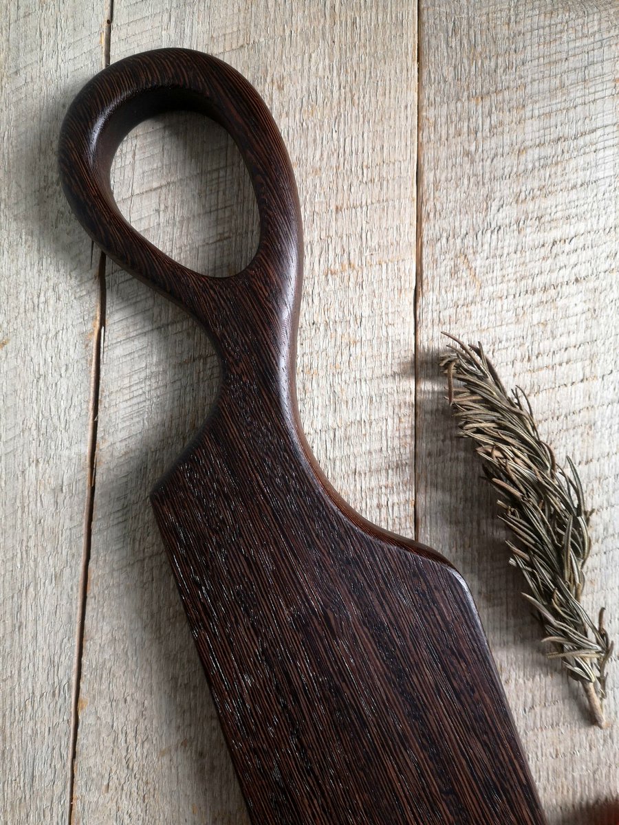 Maxym_Artisan's tweet image. Fabriquée avec du magnifique et rare Wenge, nouvelle planche de présentation hyper chic, utilisable deux côtés. 27x4x1".

195$, livraison incluse partout au Québec.

Merci de partager.
Maxym 🫶