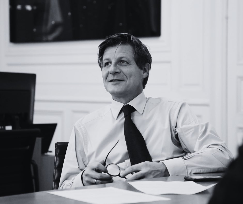 ⚫️ En ouverture de la séance du #CMBDX, nous rendons hommage à notre président, <a href="/NicolasFlorian_/">Nicolas Florian</a>, ancien maire de #Bordeaux et ami de chacun de nous 🕊️

📲 Retrouvez cette prise de parole commune sur notre chaîne : youtu.be/azMIRvXmuSs?si…