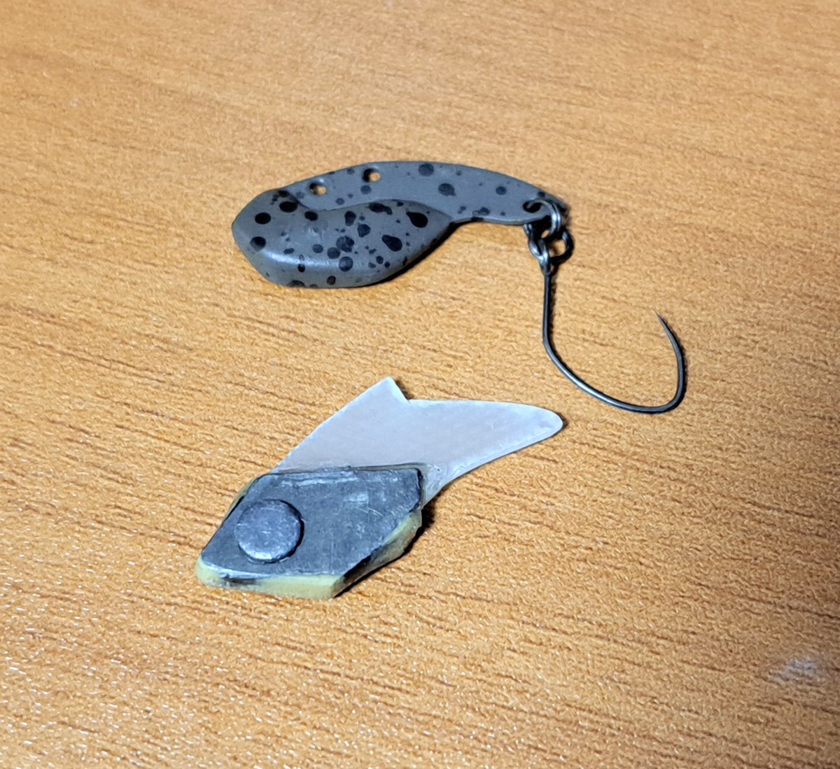 shidenkai0079's tweet photo. 自作バイブのダウンサイジング版パート2です。重りの板は左右で45度ずれるかたちで貼り付けてあります。合掌して片手を少しずらした感じです。これで微妙なブルブル感が生まれます👍 https://t.co/D0RAm65wfm