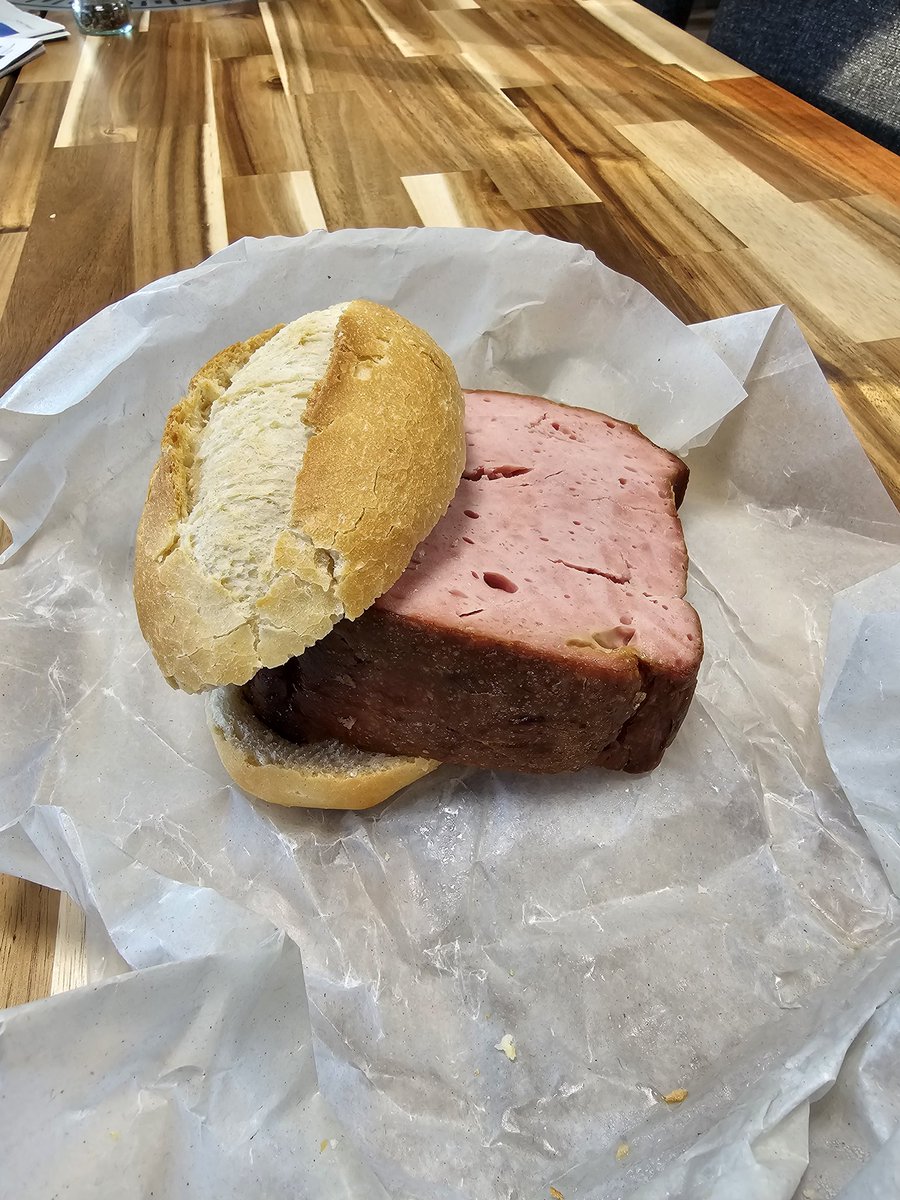 Andorsberg's tweet photo. Es gibt Unterschiede zwischen einem Brötchen mit Leberkäse und einem Leberkäsebrötchen! https://t.co/7n9kpgbdZW