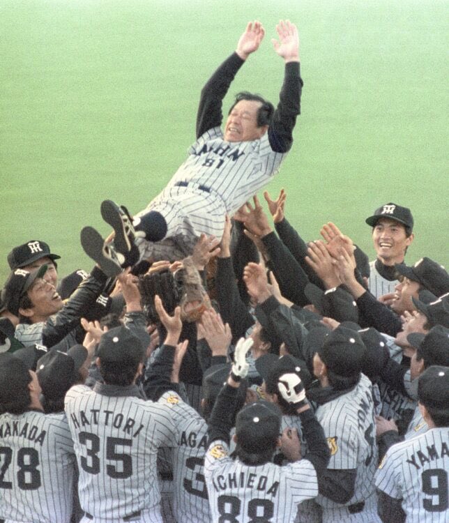 0502Nicchi's tweet photo. 元 阪神の監督よっさん逝く
85年に阪神を初の日本一に導いた偉大な名将
5点取られてもひっくり返して勝つのがカッコよかった
中西と山本のWストッパーを作ったのは素晴らしかった
一昨年の日本一をよっさんが見れてよかった
阪神で一番好きな監督だった

吉田義男氏 91歳 ご冥福をお祈りいたします https://t.co/DPg4ppRigq