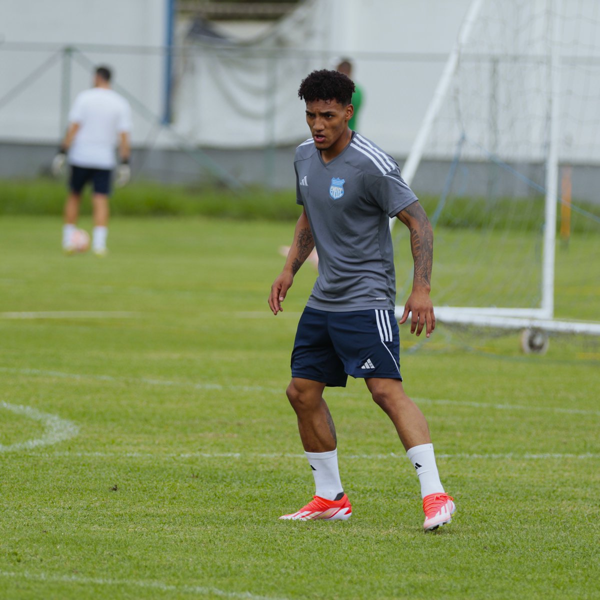 CSEmelec's tweet photo. 🔝Nuestros jugadores Elkin Muñoz y Ronny Borja, se unieron a los entrenamientos del primer equipo después de su participación en el Sudamericano Sub 20 💪🏼

#LaHistoriaNosUne 🔵 https://t.co/sbZRnnjtgY