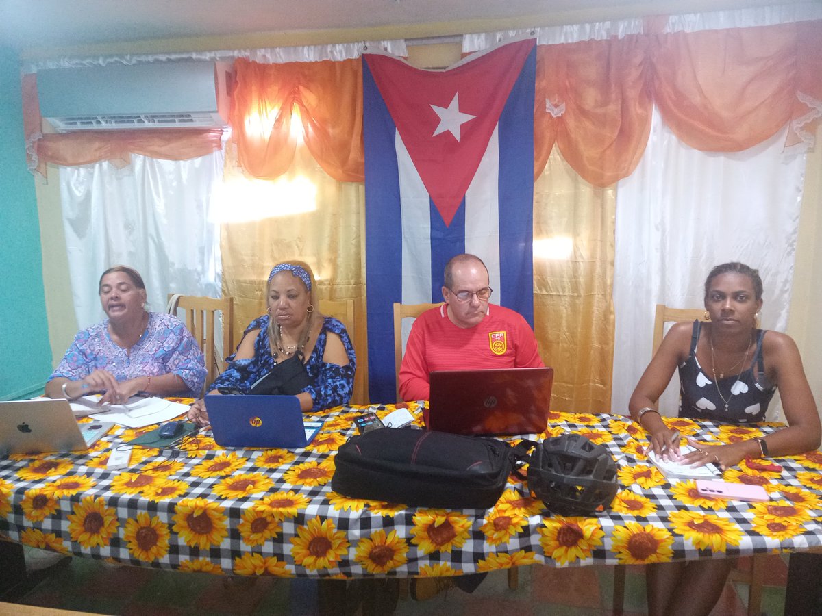 OliveraDon31353's tweet photo. Para dar respuesta a la estrategia de desarrollo territorial se reúnen docentes del Centro Universitario Municipal Contramaestre perteneciente a la Universidad de Oriente y director de desarrollo en función de intercambiar sobre posibles proyectos que necesita el territorio. https://t.co/NEvU294TDC