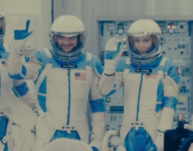 arod_04_'s tweet image. I love this detail, even though they are waving, open palmed, the blue on their hands looks like a finger pointing up #FantasticFour