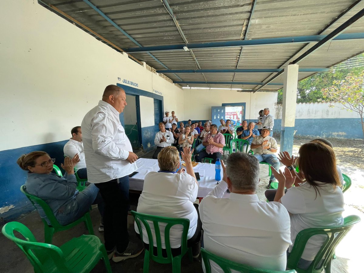 ADVenezuelaa's tweet photo. La Secretaría Nacional de Organización, junto a autoridades de la Seccional Aragua y el Dip.@Luisemartinezh, realizan encuentro con los municipios José Rafael Revenga y Santos Michelena, para la evaluación y control de estructuras. #AcciónDemocrática está en acción por Venezuela. https://t.co/VmB3eIziPN