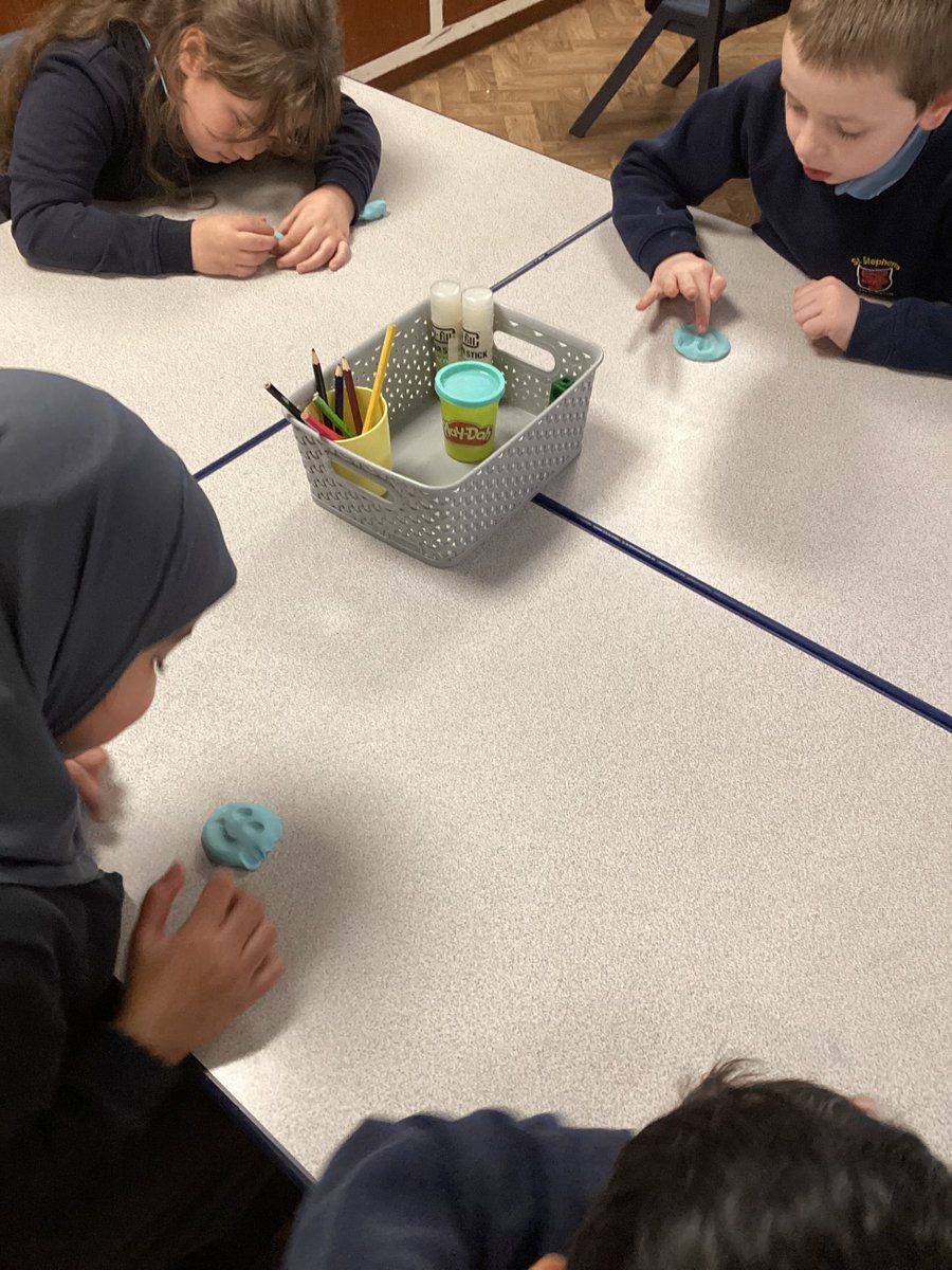 sss_year3's tweet photo. Our class read this half term is Charlie and the Chocolate Factory. While reading this afternoon we stopped for a moment to imagine how Charlie felt when he won the golden ticket, we then modelled his expression using playdoh! https://t.co/sABncavFNr