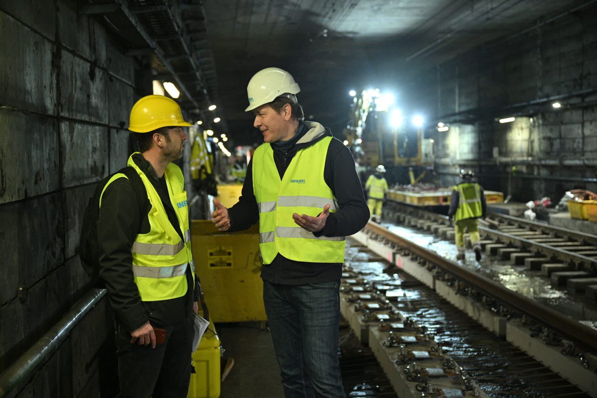 🎥 op persbezoek in Brussels Airport-Zaventem waar <a href="/Infrabel_NL/">Infrabel_NL</a> de spoorinfrastructuur vernieuwt 🛤️ 

⚒️ Vernieuwing van sporen en wissels in spoortunnel 15 meter onder luchthaven 🛬

<a href="/NMBS/">NMBS</a> voorziet tijdens werken een aangepaste treindienst 🚊

#Infrabel #NMBS #BrusselsAirport