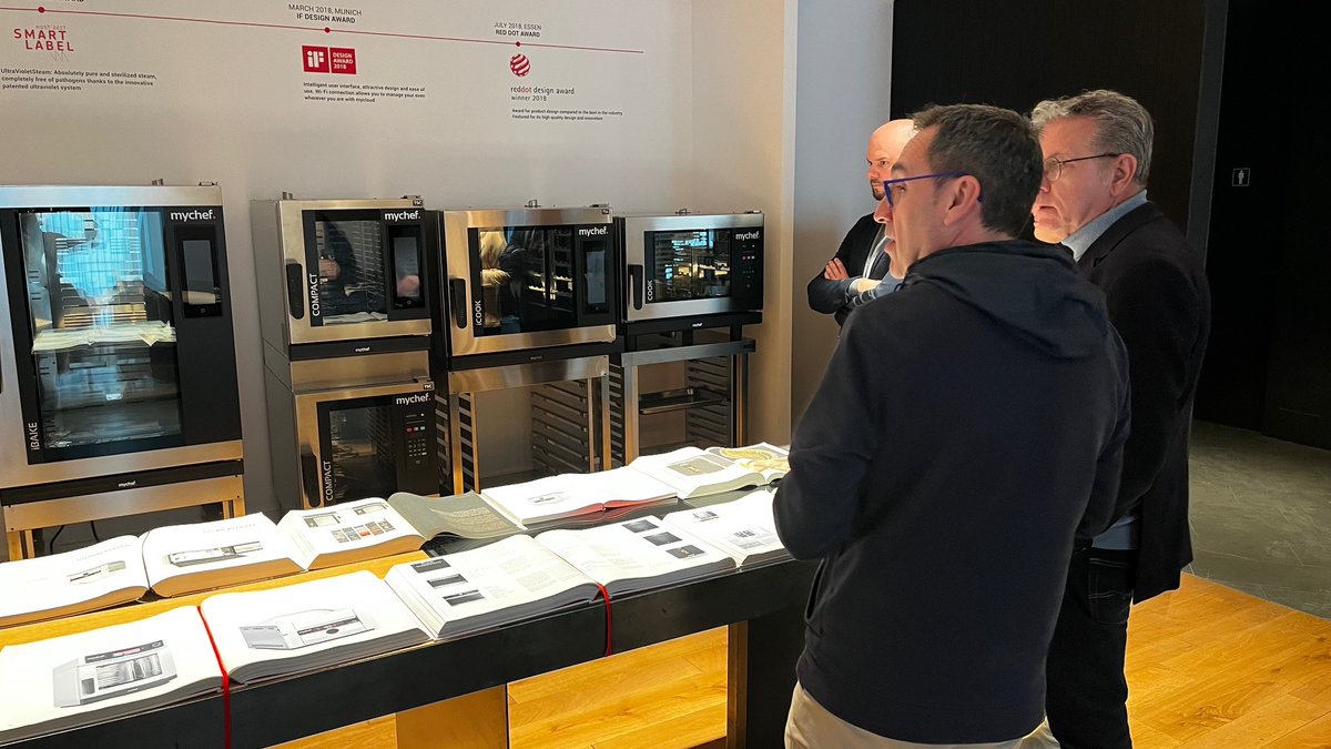 Promo_Economica's tweet image. 📣@LoJoan visita una empresa puntera en tecnologia per a l’hostaleria a Torrefarrera

👉Acompanyat del vicepresident de @promo_economica, @jordi_verdu, ha conegut Distform-@mychef_pro, creadora de primer forn que cuina a baixa temperatura sense bany maria

promocioeconomica.cat/joan-talarn-vi…