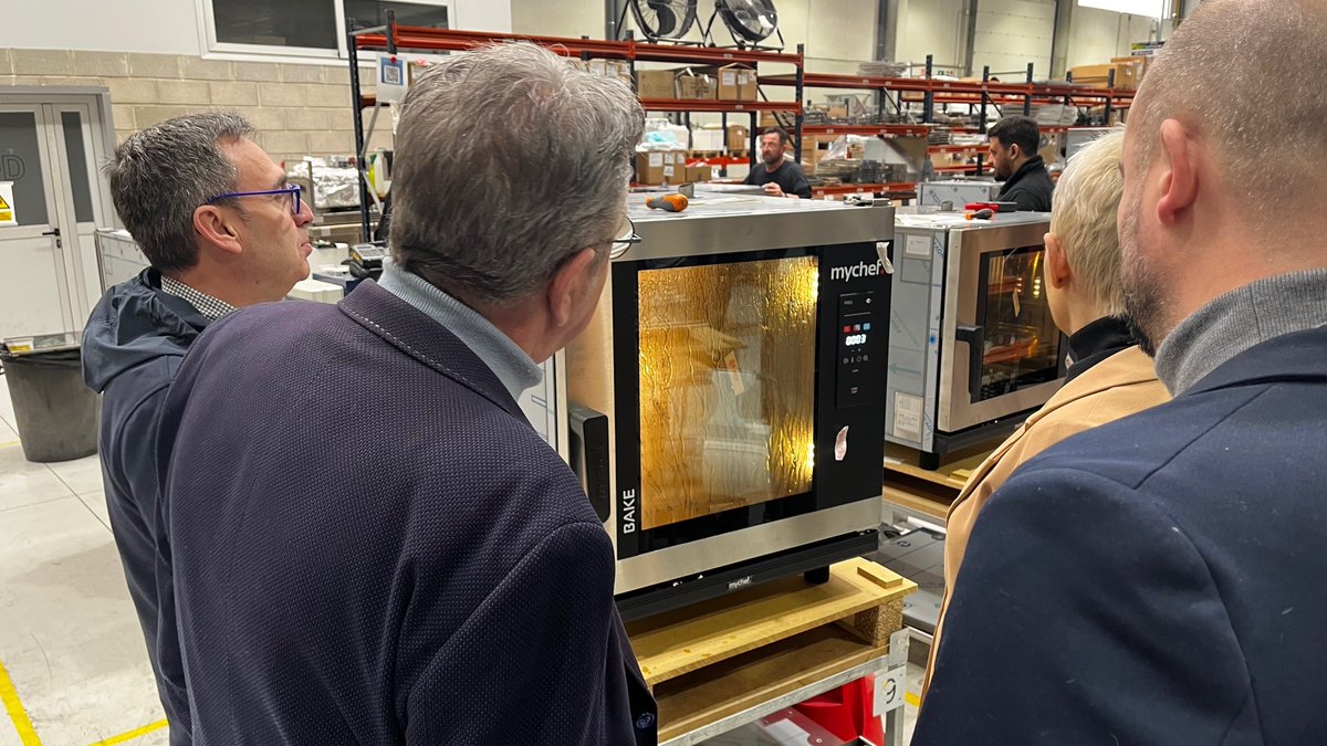Promo_Economica's tweet image. 📣@LoJoan visita una empresa puntera en tecnologia per a l’hostaleria a Torrefarrera

👉Acompanyat del vicepresident de @promo_economica, @jordi_verdu, ha conegut Distform-@mychef_pro, creadora de primer forn que cuina a baixa temperatura sense bany maria

promocioeconomica.cat/joan-talarn-vi…