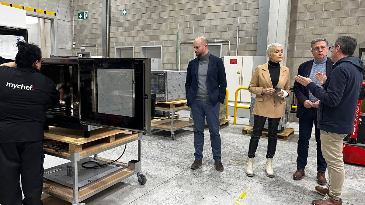 Promo_Economica's tweet image. 📣@LoJoan visita una empresa puntera en tecnologia per a l’hostaleria a Torrefarrera

👉Acompanyat del vicepresident de @promo_economica, @jordi_verdu, ha conegut Distform-@mychef_pro, creadora de primer forn que cuina a baixa temperatura sense bany maria

promocioeconomica.cat/joan-talarn-vi…