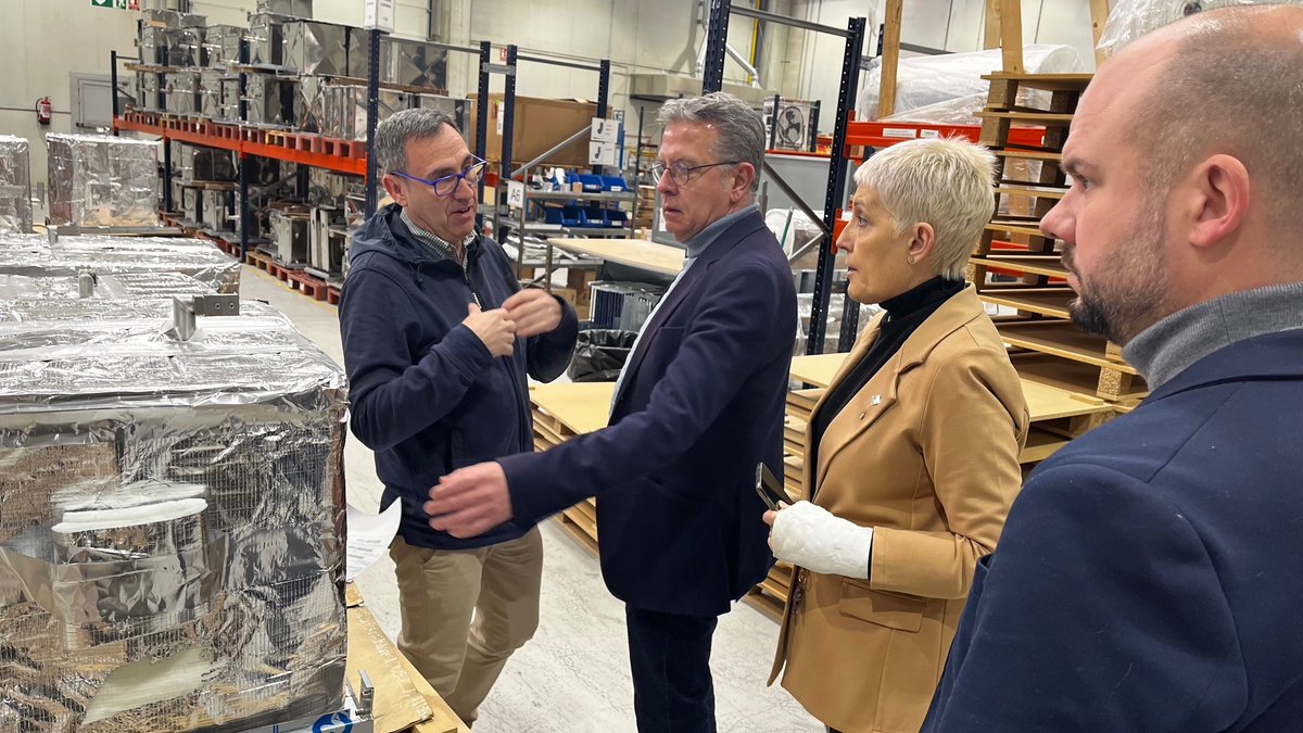 Promo_Economica's tweet image. 📣@LoJoan visita una empresa puntera en tecnologia per a l’hostaleria a Torrefarrera

👉Acompanyat del vicepresident de @promo_economica, @jordi_verdu, ha conegut Distform-@mychef_pro, creadora de primer forn que cuina a baixa temperatura sense bany maria

promocioeconomica.cat/joan-talarn-vi…