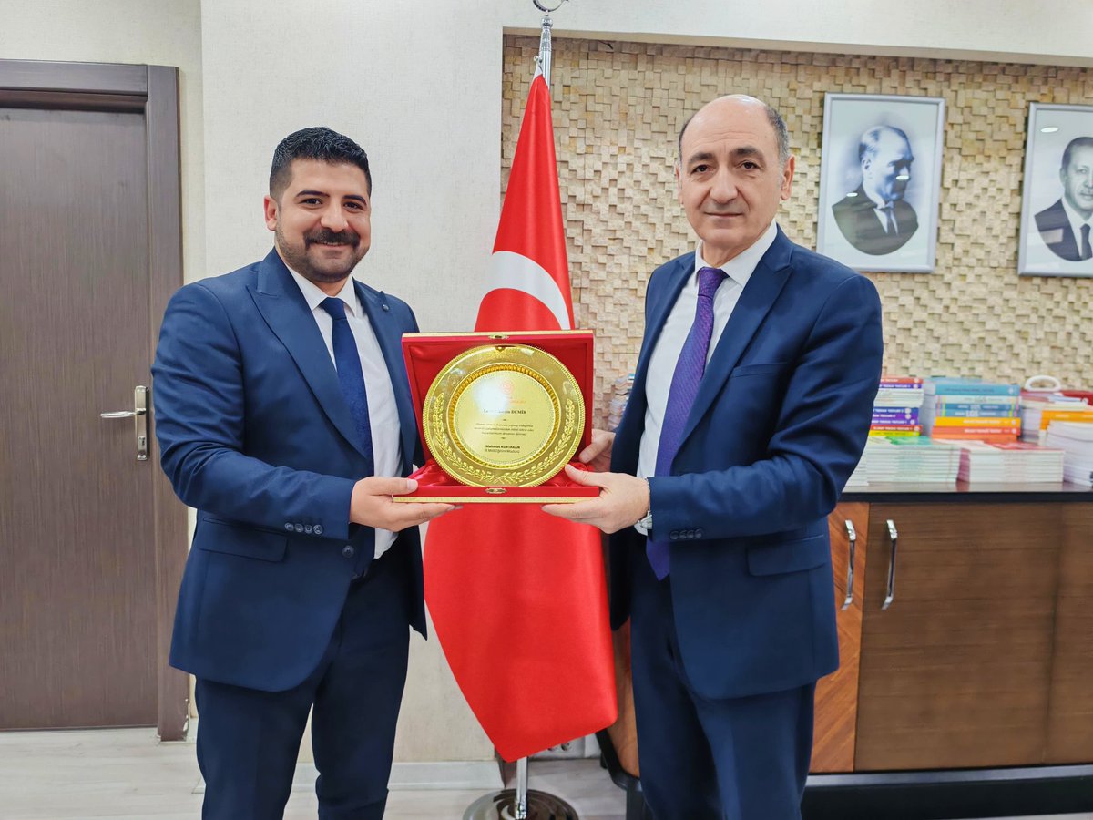 "Her veda, yeni bir başlangıcın habercisidir..." 

Hayat Boyu Öğrenme Genel Müdür Yardımcılığı görevine atanan İl Milli Eğitim Müdürümüz Sayın Mahmut KURTARAN, bugün bizlere veda etti.

Kendisiyle çalıştığımız süre boyunca ondan çok şey öğrendik.

Batman eğitimine kattığı