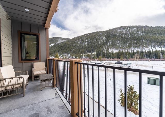 SCRetreats's tweet photo. Winter is coming to the mountains! This unit is your perfect home base for all things snow. It is a short walk to the Mountain House ski lifts, or catch the free shuttle to the lifts from right outside the front door. 

#colorado
#familyvacation
#vacationrental
#summitcounty https://t.co/qzNwftN8Bj
