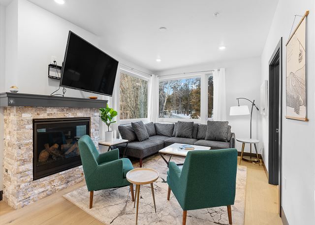 SCRetreats's tweet photo. Winter is coming to the mountains! This unit is your perfect home base for all things snow. It is a short walk to the Mountain House ski lifts, or catch the free shuttle to the lifts from right outside the front door. 

#colorado
#familyvacation
#vacationrental
#summitcounty https://t.co/qzNwftN8Bj