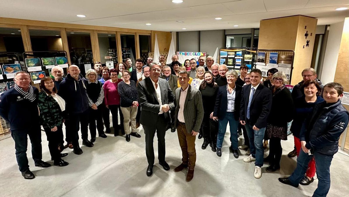 YannickMOREAU's tweet photo. @NCHENECHAUD, 42 ans, appelé à me succéder.

Les évènements de ce début d’année 2025 appelaient l’équipe de la majorité municipale à assurer la succession du premier adjoint et à préparer celle du maire des Sables d’Olonne.

Nicolas Chénéchaud a ainsi été désigné pour être élu premier adjoint lors du conseil municipal extra-ordinaire du lundi 10 février prochain, puis maire des Sables d’Olonne d’ici au mois de septembre, le temps d’assurer une période de transmission des dossiers et des projets de notre ville et agglomération.

Nicolas a la confiance et les encouragements unanimes de l’équipe municipale pour reprendre le flambeau.

A 42 ans, il allie :
- l'expérience de 11 années en tant qu'élu à Olonne et aux Sables d'Olonne, avec des responsabilités et des délégations particulièrement importantes (urbanisme, santé, famille),
- le dynamisme d'un jeune élu, qui a des idées, des projets à l’image du «pouvoir sablais», et les compétences pour les mettre en œuvre.
- l'implantation locale et la passion des Sables. Son engagement est connu des Sablais, qui l'ont notamment élu en 2021 pour siéger au Conseil départemental de la Vendée.

Dans un pays en proie aux doutes et à l’instabilité politique, ce dont les Sablais et la ville des Sables ont besoin par dessus tout c’est de sérénité et de continuité.

La phase de transmission qui s’ouvre va permettre à Nicolas Chénéchaud de continuer à s’approprier sereinement les dossiers et les responsabilités d’une collectivité dynamique veillant sur 50.000 habitants et un budget annuel dépassant 100 millions d’euros.

Yannick Moreau
Maire des Sables d’Olonne