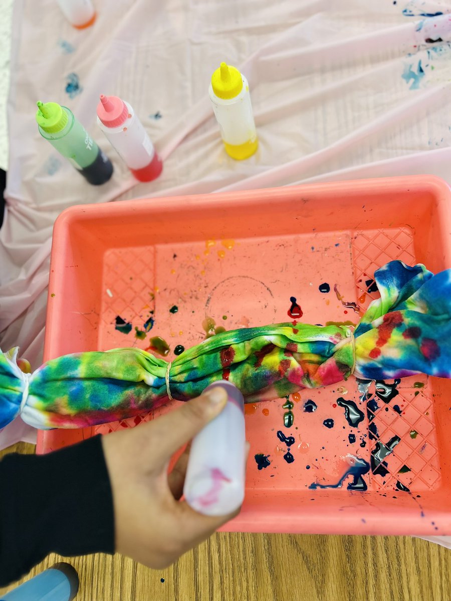mseberz's tweet image. 🎨Tie Dye Day in Art Club!! 🩷 #semester2 @WoodchuckWorld