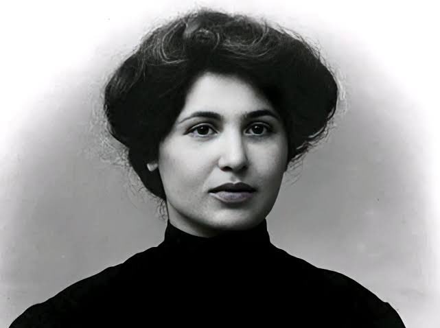 Bugün Zabel Yesayan'ın doğum günü. Kadınların özgürleşmesi için sisteme kafa tutan Zabel Yesayan 4 Şubat 1878 Üsküdar’da doğdu. 24 Nisan 1915’te sürgün listesindeki tek kadındı. Soykırımda hayatta kalsa da Stalin tarafından sürüldüğü Sibirya'da hayatını kaybetti.