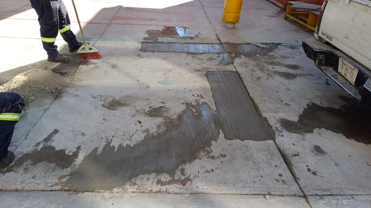 ach_CDMX's tweet photo. ¡Excelente martes! 😀 El equipo de mantenimiento intervino la infraestructura de un espacio educativo del #CentroHistórico. En la escuela Nueva Italia reparó piso de concreto para mejorar las instalaciones del plantel. 👩‍🏫 Además, retiró cascajo en Ignacio Allende y Tacuba. 🧰 https://t.co/sDBmnKjPTc