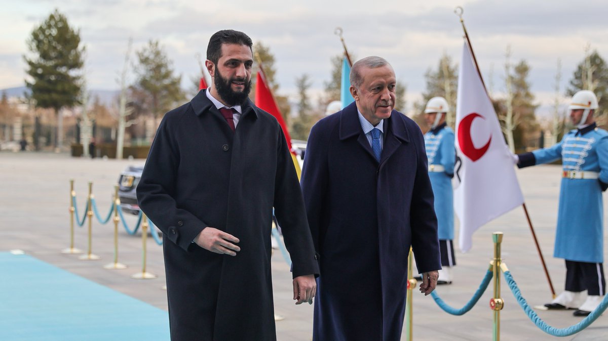 SyPresidency's tweet photo. استقبال رئيس الجمهورية التركية رجب طيب أردوغان لرئيس الجمهورية العربية السورية السيد أحمد الشرع والسيد أسعد الشيباني وزير الخارجية في المجمع الرئاسي بالعاصمة التركية أنقرة

#رئاسة_الجمهورية_العربية_السورية https://t.co/W9rvYOMu5B