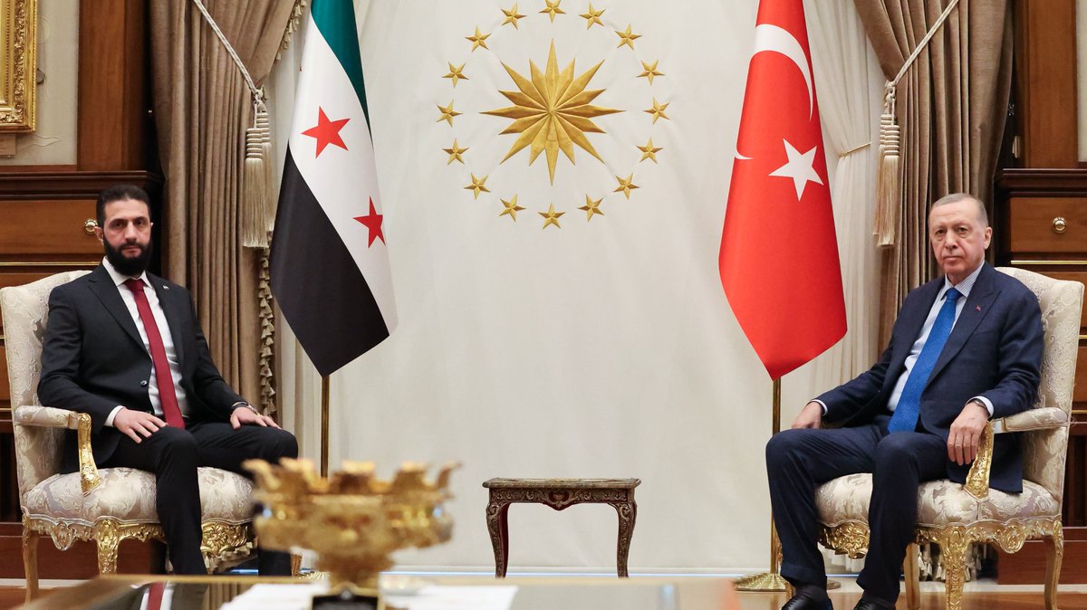 SyPresidency's tweet photo. استقبال رئيس الجمهورية التركية رجب طيب أردوغان لرئيس الجمهورية العربية السورية السيد أحمد الشرع والسيد أسعد الشيباني وزير الخارجية في المجمع الرئاسي بالعاصمة التركية أنقرة

#رئاسة_الجمهورية_العربية_السورية https://t.co/W9rvYOMu5B