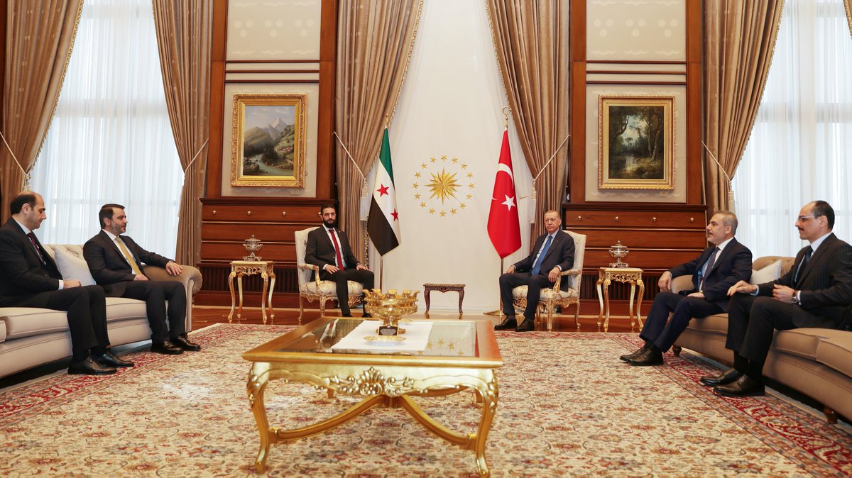SyPresidency's tweet photo. استقبال رئيس الجمهورية التركية رجب طيب أردوغان لرئيس الجمهورية العربية السورية السيد أحمد الشرع والسيد أسعد الشيباني وزير الخارجية في المجمع الرئاسي بالعاصمة التركية أنقرة

#رئاسة_الجمهورية_العربية_السورية https://t.co/W9rvYOMu5B