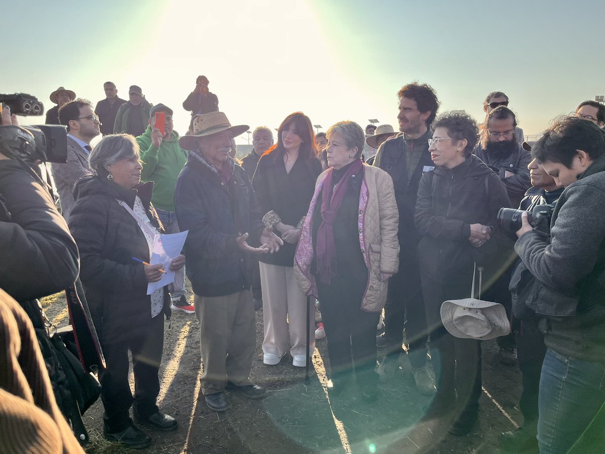 🔴 #Entérate | La #UNESCO designó al Área Natural Protegida #LagodeTexcoco como Sitio Demostrativo de Ecohidrología. 👏🏿

👉🏿¡El 1º en #México!

 Anuncian la Secretaria de <a href="/SEMARNAT_mx/">SEMARNAT México</a>, <a href="/aliciabarcena/">Alicia Bárcena</a>, y nuestro Representante, Andrés Morales, con personas defensoras de la tierra.