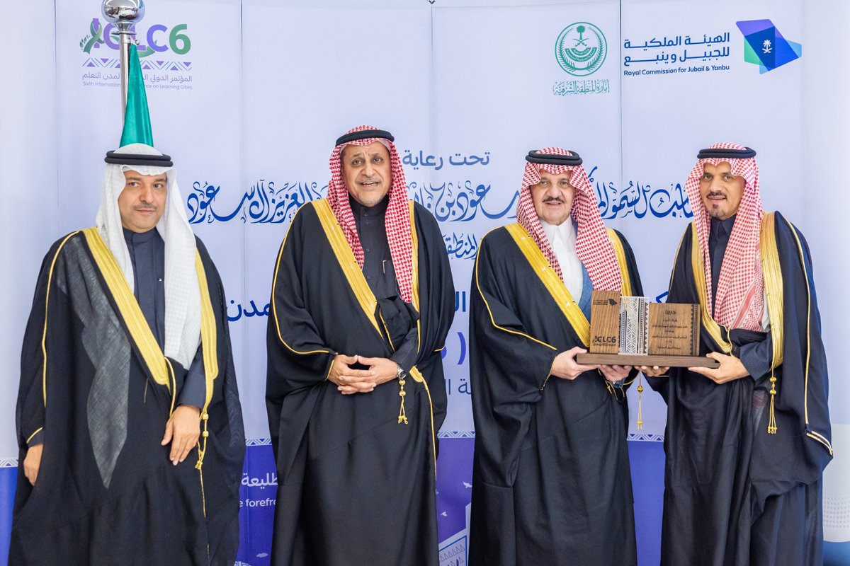 emara_sharqia's tweet image. وكرم سمو أمير المنطقة الشرقية الجهات الداعمة تقديراً لدورها في إنجاح المؤتمر. ثم سلم معالي رئيس الهيئة الملكية للجبيل وينبع لسموه التقرير الختامي للمؤتمر، كما قدم لسموه هدية تذكارية بمناسبة مشاركة الهيئة الملكية للجبيل وينبع في المنتدى الاقتصادي العالمي (دافوس 2025)، وانضمام