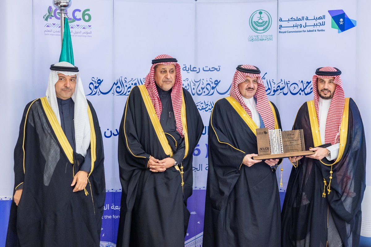 emara_sharqia's tweet image. وكرم سمو أمير المنطقة الشرقية الجهات الداعمة تقديراً لدورها في إنجاح المؤتمر. ثم سلم معالي رئيس الهيئة الملكية للجبيل وينبع لسموه التقرير الختامي للمؤتمر، كما قدم لسموه هدية تذكارية بمناسبة مشاركة الهيئة الملكية للجبيل وينبع في المنتدى الاقتصادي العالمي (دافوس 2025)، وانضمام